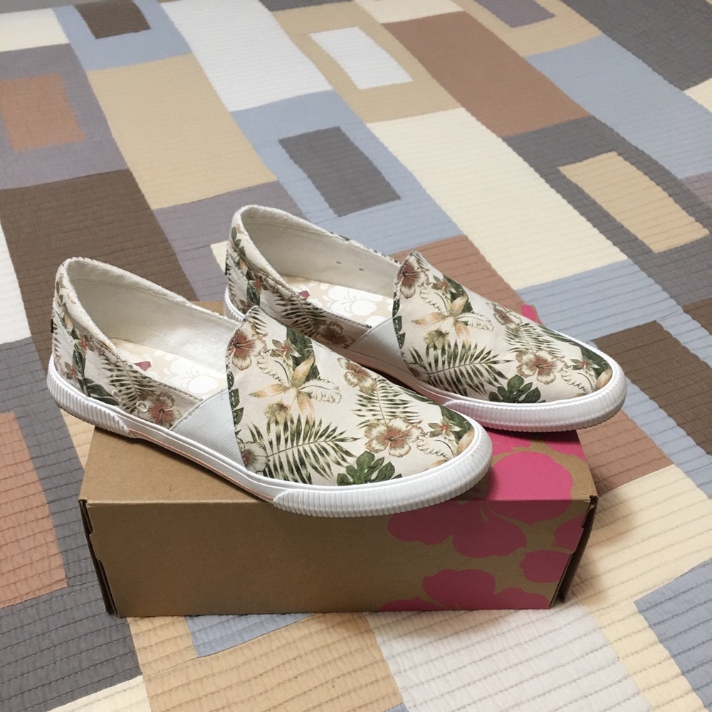 A pair of Roxy slip on sneakers size 10.